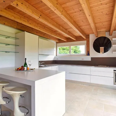 2 Bedroom Gorgeous In Сasa de vacaciones Feltre